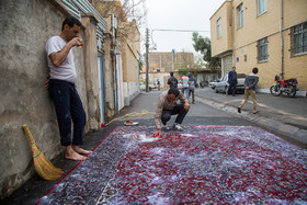 شستشوی فرش در کوچه های شهر قم، نشان از آماده شدن مردم برای نوروز است.
