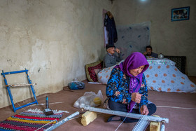 زنان روستای «هزاوه» علاوه بر کمک به مردان، جهت امرار معاش خانواده به بافت فرش و گلیم می‌پردازند. 