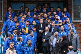 عکس یادگاری وزیر صنعت با کارگران و مسئولان شرکت ایرانخودرو 