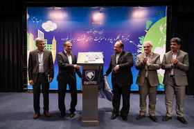 رونمایی از کتاب خدمات ایرانخودرو در مراسم خط تولید پژو ۳۰۱ 