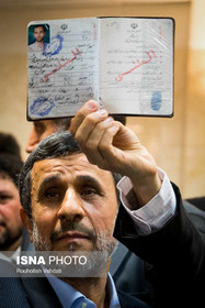 حمید بقایی در هنگام ثبت‌نام در انتخابات ریاست جمهوری دوازدهم، شناسنامه خود را در برابر چهره رئیس سابقش بالا می‌برَد و به خبرنگاران نشان می‌دهد. بقایی و احمدی‌نژاد هر دو در این انتخابات ثبت‌نام کردند و صلاحیت هر دونفرشان از سوی شورای نگهبان رد شد.