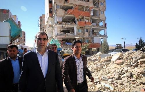 هدیه وزیر بهداشت به دانشجویان آسیب دیده در زلزله کرمانشاه