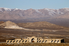 كاروانسرای کاملا  آجری شاه عباسی آهوان در روستاي آهوان در ۴۲ كيلومتری شرق سمنان واقع است و در مسير اصلی جاده ترانزيتی مشهد مقدس واقع شده است.
