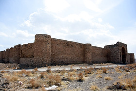 كاروانسرای سنگی شاه سليمانی يا رباط سنگی انوشيروانی سمنان. بر سر در اين كاروانسرا، كتيبه‌ای از سنگ مرمر نصب بود كه متأسفانه در سال‌های قبل ربوده شد. كاروانسرای شاه سليماني آهوان مانند بيشتر كاروانسراهای ديگر مدتی محل پاسگاه ژاندارمري بود و در حال حاضر قسمتی از آن به آغل گوسفندان تبديل شده است.