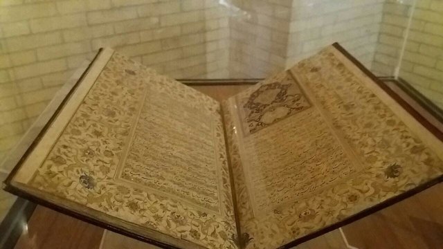 نگاهی به گنجینه‌های موزه قرآن و نفایس آستان قدس رضوی