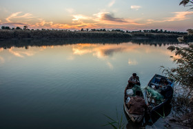 ماهیگیران محلی در حال آماده سازی تورهای ماهیگیری
