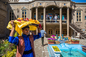 بازدید مسافران نوروزی از خانه تاریخی داروغه مشهد 