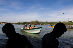 قايق سواري مسافران نوروزي در رودخانه كارون اهواز
