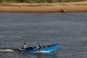 قايق سواري مسافران نوروزي در رودخانه كارون اهواز