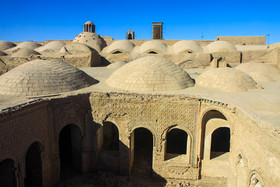 از مجموعه گنجعلی خان بر جای مانده، میدانی در بخش مرکزی شهر کرمان است که در حاشیه بازار بزرگ واقع شده و همانند میدان‌های نقش جهان در اصفهان  در اطراف خود بعضی از عناصر شهری را گرد آورده است.در ۳ ضلع میدان گنجعلی خان بازار واقع شده و در ضلع دیگرش سرای گنجعلی خان قرار دارد./در ضلع شرقی میدان گنجلی خان مدرسه گنجعلی خان واقع شده است  .