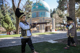 حضور مسافران نوروزی در آرامگاه خیام و کمال الملک در نیشابور