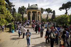 حضور مسافران نوروزی در حافظیه شیراز