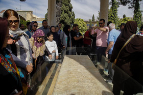 حضور مسافران نوروزی در حافظیه شیراز