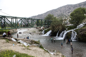 حضور مسافران نوروزی در آبشارهای آرپناه-شهرستان لالی