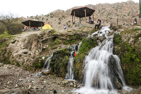 حضور مسافران نوروزی در آبشارهای آرپناه-شهرستان لالی