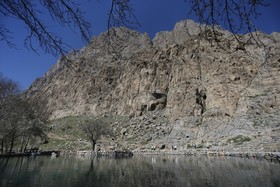 سراب بیستون، چشمه ای است که از دل زمین می جوشد و آب آن در برکه ای نه چندان بزرگ جمع می شود. وجود این سراب یکی از دلایل اصلی استقرارهای انسانی از دوره پارینه سنگی تا عصر حاضر در این نقطه بوده است. در دوران تاریخی نیز به عنوان محل اتراق مسافران و کاروانیان در مسیر مرکز و غرب ایران به بین النهرین مورد استفاده قرار می گرفته است. بیش تر آثار تاریخی بیستون پیرامون این سراب قرار دارند.