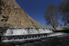  کوه بیستون یکی از قلل کوهستان پرآو کوهی در نزدیکی شهر بیستون و ۳۲ کیلومتری شرقی شهر کرمانشاه، در شهرستان هرسین واقع شده و سنگ‌نبشتهٔ بیستون بر روی آن قرار دارد. 