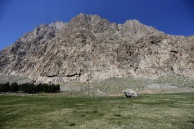 کاخ ناتمام ساسانی و کاروانسرای ایلخانی
 کوه بیستون یکی از قلل کوهستان پرآو کوهی در نزدیکی شهر بیستون و ۳۲ کیلومتری شرقی شهر کرمانشاه، در شهرستان هرسین واقع شده و سنگ‌نبشتهٔ بیستون بر روی آن قرار دارد. 