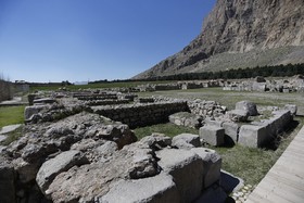 این کاخ، پایین کوه بیستون و مقابل فرهاد تراش جای دارد. سبک معماری و شواهد پیرامونی آن نشان می دهد که از آثار اواخر دوره ساسانی است که به علل نامعلوم، نیمه کاره رها شده است. روی بقایای این کاخ در دوره ایلخانان مغول، کاروانسرایی ساخته شده که بقایایایش همچنان باقی است.