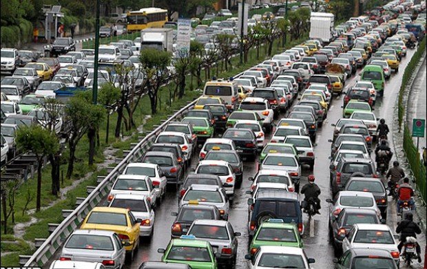 ترافیک پرحجم در ورودی‌های تهران/احتمال لغزندگی جاده‌ها برای فردا با بارش باران 

