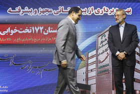 علی لاریجانی، رییس مجلس شورای اسلامی و حسن قاضی‌زاده هاشمی، وزیر بهداشت در مراسم افتتاح بیمارستان ۱۷۲تختخوابی شهدای قم