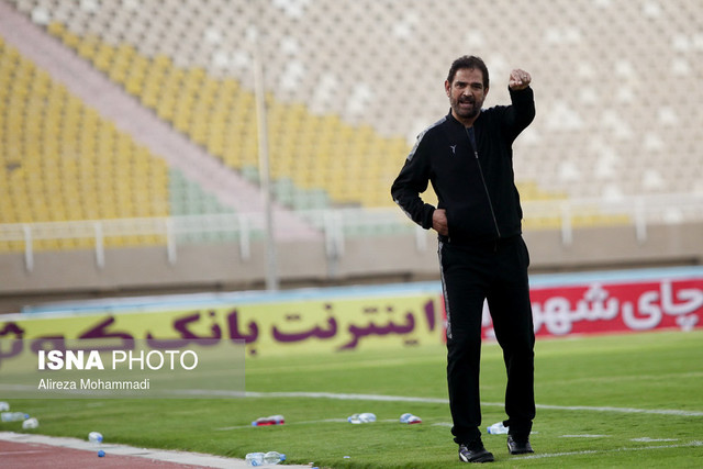 فیروز کریمی: با شرافت بازی کردیم/ روی پنالتی سایپا بحث دارم