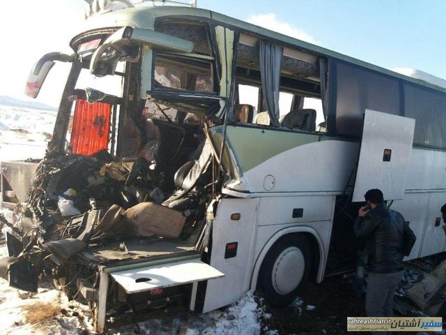 تصادف اتوبوس و تریلی ۲ کشته به جا گذاشت