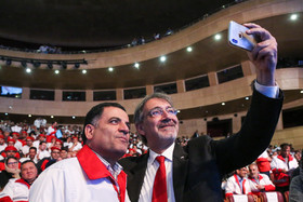  عکس سلفی فرانچسکو روکا،  رئیس فدراسیون جهانی صلیب سرخ و علی‌اصغر پیوندی، رئیس جمعیت هلال احمر 