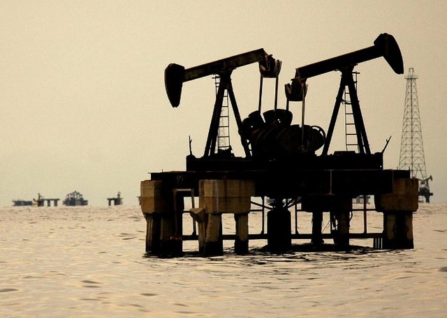 عقب‌گرد نفت در واکنش به افزایش ذخایر آمریکا