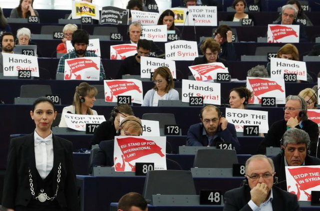 اعتراض قانون‌گذاران اروپایی در حین سخنرانی ماکرون