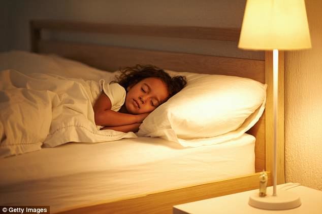 عوارض جدی نور لامپ و تلفن‌های همراه بر سلامت کودکان