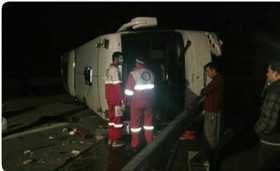 تعداد مصدومان واژگونی اتوبوس در اتوبان قم افزایش یافت + اسامی 