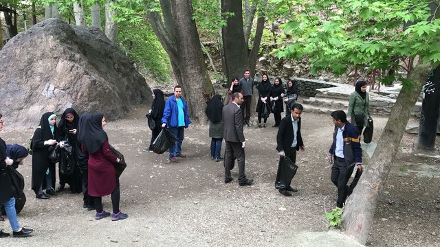 پاکسازی حاشیه رودخانه درکه توسط اساتید و دانشجویان علوم پزشکی شهید بهشتی