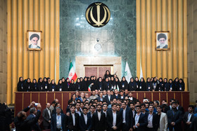 عکس دسته جمعی دانش آموزان با محمد بطحائی وزیر آموزش و پرورش در افتتاحیه نشست پایانی هشتمین دوره مجلس دانش آموزی