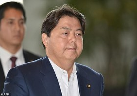 عذرخواهی وزیر ژاپنی پس از حضور در "باشگاه یوگای تحریک‌آمیز"
