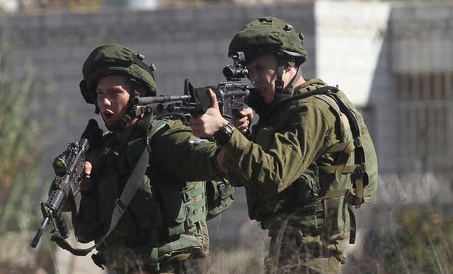 ترس سربازان اسرائیلی از درگیری با جوان فلسطینی در نزدیکی غزه
