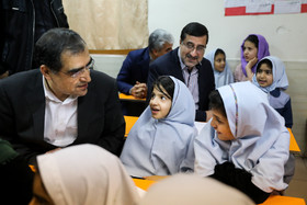 بازدید سید حسن قاضی زاده هاشمی، وزیر بهداشت سمیع الله حسینی مکارم، سرپرست شهرداری از مرکز آموزشی (پرتو) ویژه کودکان کار در هفته سلامت