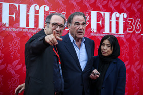 رضا میر کریمی ، اولیور استون و همسرش در مراسم اختتامیه سی و ششمین جشنواره جهانی فیلم فجر