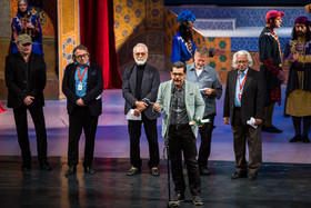 رامتین لوافی برنده سیمرغ سیمین بهترین فیلمنامه برای فیلم «هتریک» در مراسم اختتامیه سی و ششمین جشنواره جهانی فیلم فجر