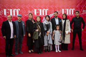 عوامل و بازیگران فیلم «درساژ» برنده جایزه فیلم اول در مراسم اختتامیه سی و ششمین جشنواره جهانی فیلم فجر