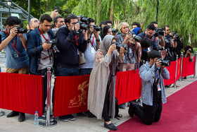حضور عکاسان در اختتامیه سی و ششمین جشنواره جهانی فیلم فجر