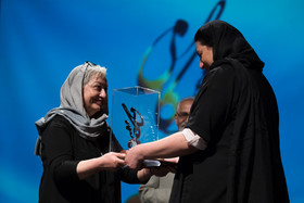 دختر مرحوم کوروش اسدی در مراسم اعلام برگزیدگان دوره‌های هفدهم و هجدهم جایزه مهرگان ادب