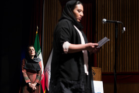 همسر و دختر مرحوم کوروش اسدی در مراسم اعلام برگزیدگان دوره‌های هفدهم و هجدهم جایزه مهرگان ادب