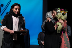 همسر و دختر مرحوم کوروش اسدی در مراسم اعلام برگزیدگان دوره‌های هفدهم و هجدهم جایزه مهرگان ادب