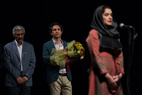  آتفه چهارمحالیان، همسر مرحوم کوروش اسدی در مراسم اعلام برگزیدگان دوره‌های هفدهم و هجدهم جایزه مهرگان ادب