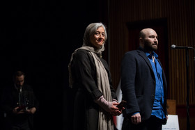 فرزندان رضا براهنی در مراسم اعلام برگزیدگان دوره‌های هفدهم و هجدهم جایزه مهرگان ادب