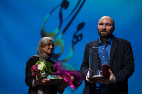 فرزندان رضا براهنی در مراسم اعلام برگزیدگان دوره‌های هفدهم و هجدهم جایزه مهرگان ادب