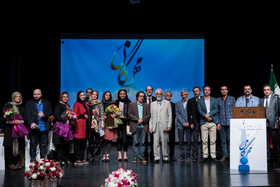 عکس یادگاری برگزیدگان دوره‌های هفدهم و هجدهم جایزه مهرگان ادب