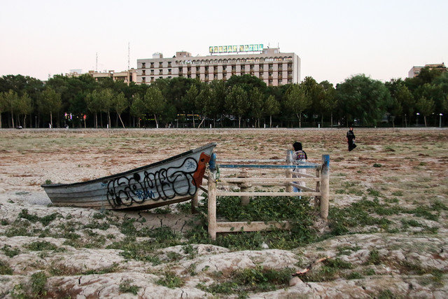 به دیدن کاریکاتور زاینده رود عادت نکنیم