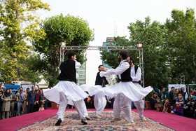 اجرای رقص محلی در پانزدهمین جشن خانه تئاتر در محوطه بیرونی خانه هنرمندان 